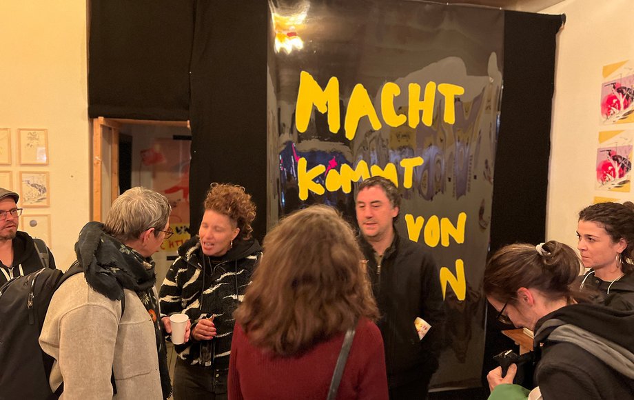 Menschenmenge im Ausstellungsraum