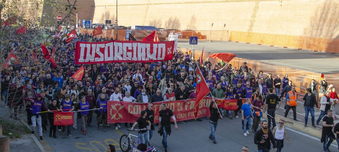 Großdemonstration hinter großem Frontbanner