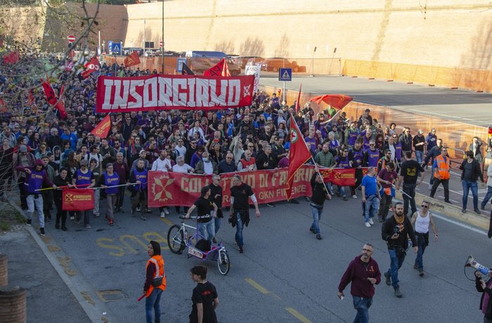 Großdemonstration hinter großem Frontbanner