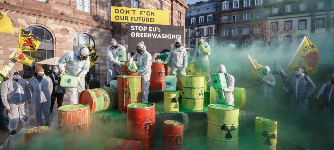 Protestaktion in Straßburg mit grün angemalten Öl- und Gasfässern