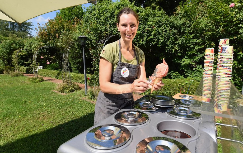 Frau am Eisstand mit Waffel an der Hand