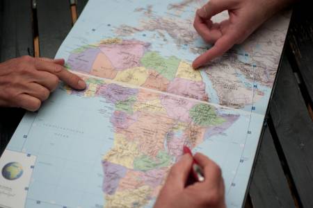 Afrika-Landkarte mit Händen
