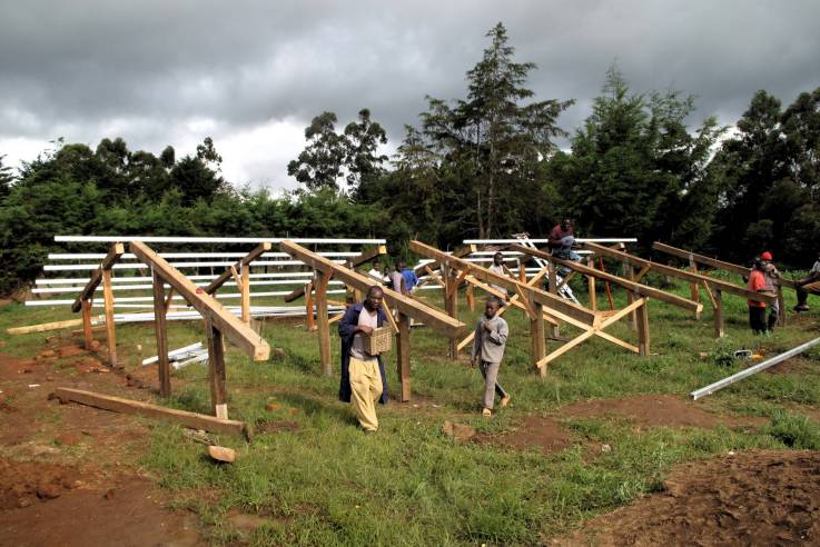 Einwohner Ibabas helfen beim Aufbau des Ständerwerks für die Solarmodule