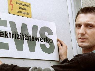 Martin Halm montiert 1997 das erste EWS-Firmenschild