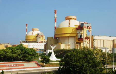 Ansicht des AKW Kudankulum mit zwei Reaktorblöcken