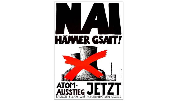 Plakat zeigt ein rot durchgekreuztes Atomkraftwerk und Aufschrift "Nai hämmer gsait – Atomausstieg jetzt" 