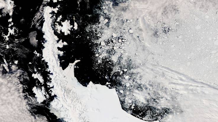 Eine Satellitenaufnahme des Larsen-B-Gletschers, der sich wie eine riesige Landzunge ins tiefschwarze Meer schiebt.