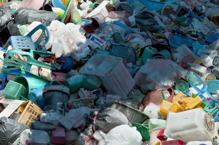 Eine Müllhalde mit vielen Plastikgegenständen.