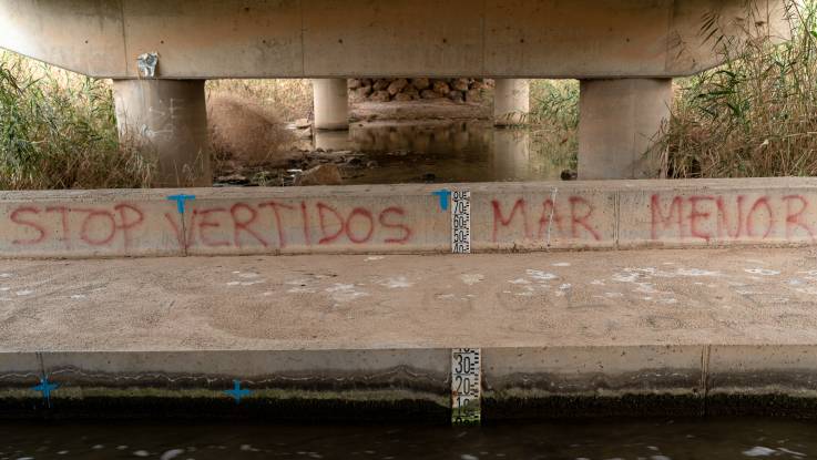 Ein Fluss unterquert eine Betonbrücke und führt dabei kaum noch Wasser – der Pegelstand liegt unter zehn Zentimetern.  