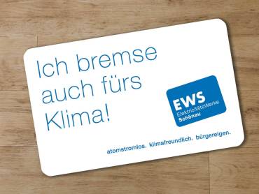 Ladekarte von den EWS mit Aufdruck «Ich bremse auch fürs Klima!»