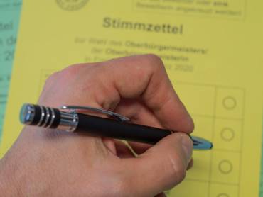 Stimmzettel wird mit Kugelschreiber ausgefüllt
