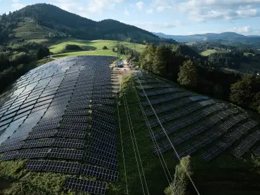 Eine große PV-Anlage erstreckt sich auf den Anhöhen des Schwarzwalds einen steilen Bergrücken herab.