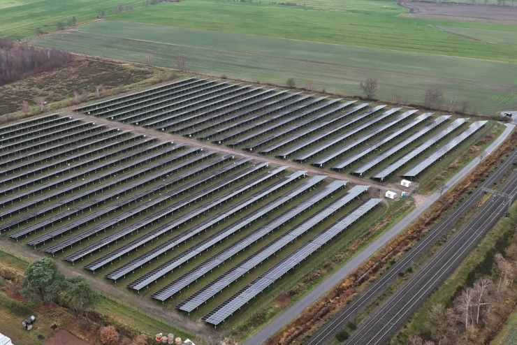 Luftaufnahme eines Solarparks