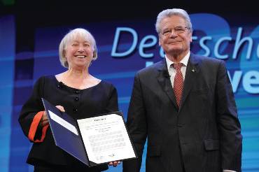 Joachim Gauck überreicht den Umweltpreis an Ursula Sladek