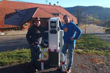 Michael Engesser und Sebastian Sladek stehen neben einer Ladesäule