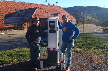 Michael Engesser und Sebastian Sladek stehen neben einer Ladesäule