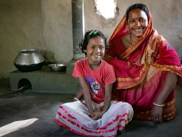Savita Sardar mit ihrer Tochter vor dem neuen effizienten Lehmherd