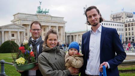 Armin Komenda, Jessica Ebert und Peter Ugolini-Schmidt vor dem Brandenburger Tor
