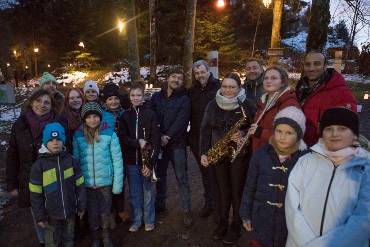 Gruppenfoto bei der Laternenpfad-Eröffnung