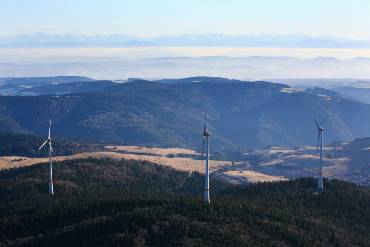 Luftbild: Windkraftanlagen auf dem Rohrenkopf vor Alpenpanorama
