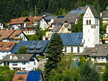 Photovoltaik-Module auf den Dächern des Schwarzwaldstädtchens Schönau