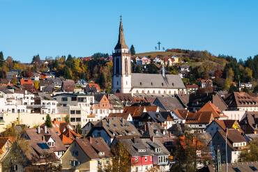 Ansicht auf das Stadtbild von Titisee-Neustadt mit der Kirche im Mittelpunkt