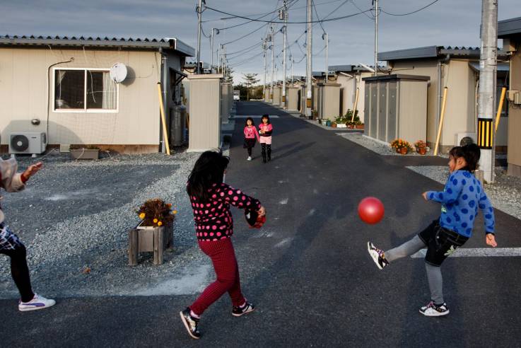 Spielende Kinder vor Behelfsunterkünften