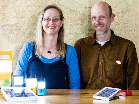 Sabine te Heesen und Georg Amshoff mit Solarlampen