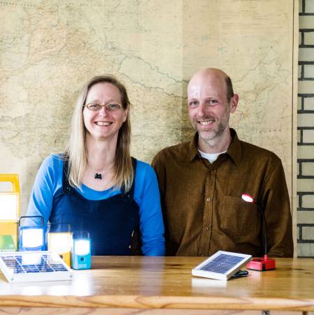 Sabine te Heesen und Georg Amshoff mit Solarlampen