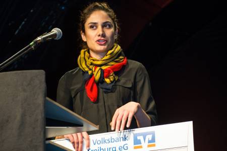 Shahrzad Mohammadi steht am Rednerpult