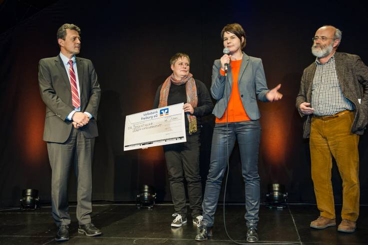 Auf der Bühne zwei Frauen vom Verein.