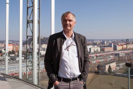 Der Architekt Markus Pernthaler steht auf der oberen Etage eines Rohbaus.