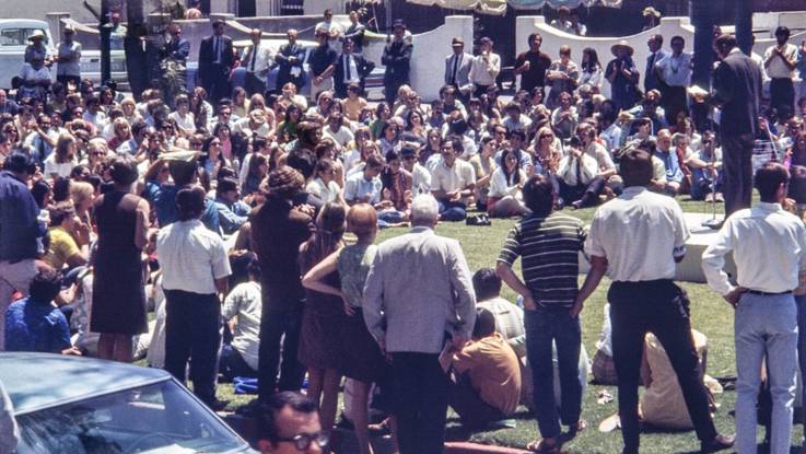 Protestestierende veranstalten ein Sit-in.