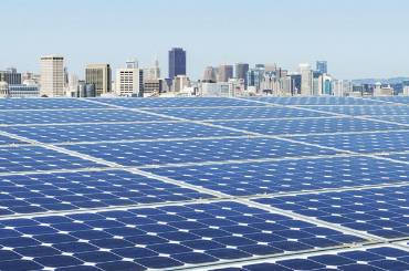 Solarpaneele vor der Skyline von San Francisco