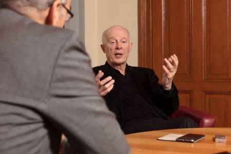 Prof. Hans Joachim Schellnhuber, gestikulierend, in einer Gesprächssituation