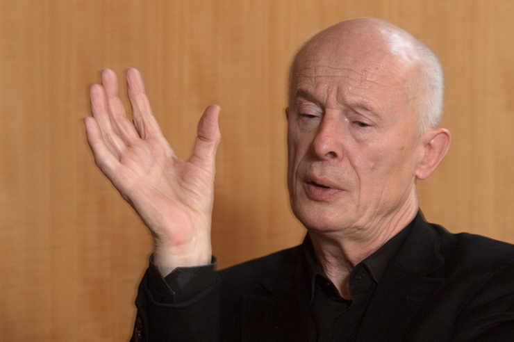 Portrait Hans Joachim Schellnhuber in seinem Büro, gestikulierend