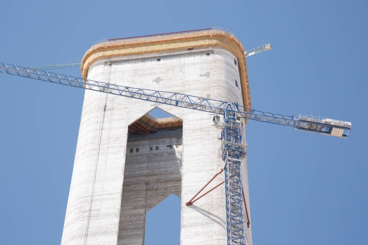 Der Baukörper des zentralen Turmbaus in Schrägansicht von unten