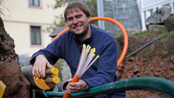 EWS-Geschäftsführer Dr. Daniel Weiß zeigt eine Nahwärme- und eine Glasfaserleitung.