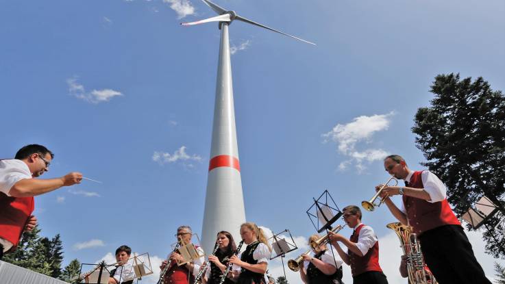 Trachtenkapelle Präg spielt bei der Windparkeinweihung auf dem Rohrenkopf