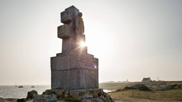 Das steinerne Monument zeigt einen Soldaten vor einem Doppelkreuz.