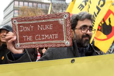 Kumar Sundaram mit seinem persönlichen Protestplakat auf der Demonstration am Rande der Klimakonferenz COP 23