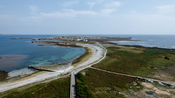 Die Insel vom Leuchtturm aus fotografiert. Eine Straße führt zum vom Leuchtturm zum Dorf.