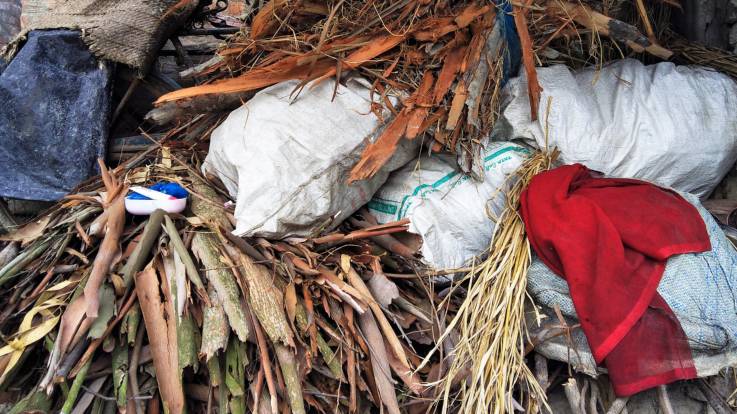 Rinden und Reisstroh in Plastiksäcken