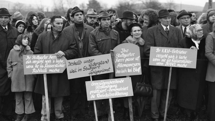 Antiquiert anmutende Fotografie in Schwarz-weiß. Schilder handgemalt, Inhalt z.B. "Ihr Stuttgarter Herre Passe uf Allemannenzorn des isch bei Bluff."