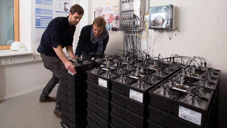 EWS-Mitarbeiter arbeiten an einer Salzwasserbatterie.