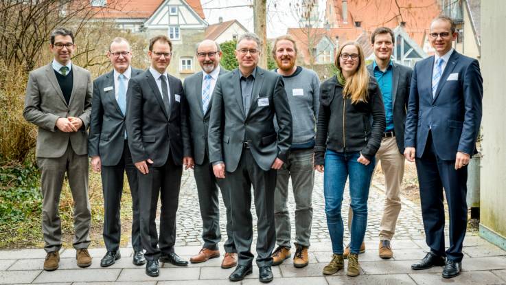 Gruppenbild im Hof, im Hintergrund Fachwerkhäuser.