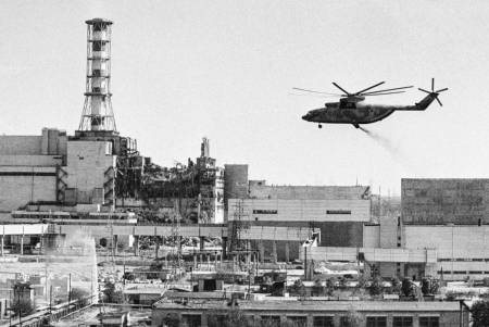 Helikopter über dem havarierten Reaktor in Tschernobyl