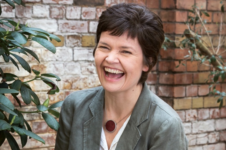 Kate Raworth lacht herzlich.