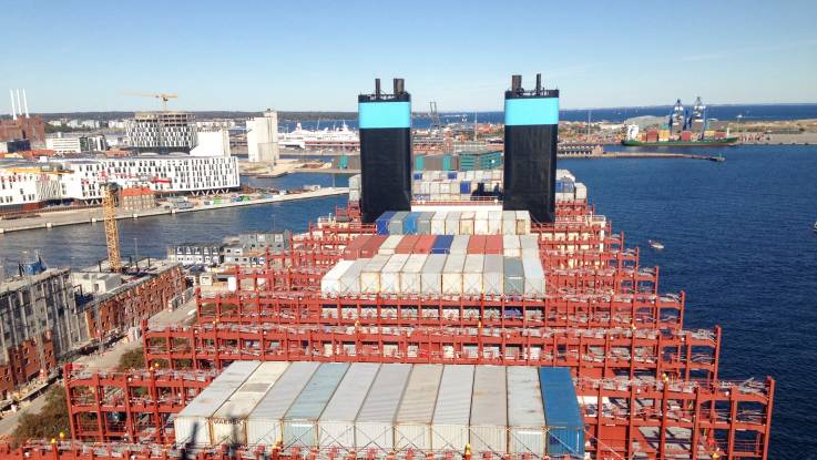 Blick auf das Deck mit unzähligen Reihen regalähnlicher Containerhalterungen.