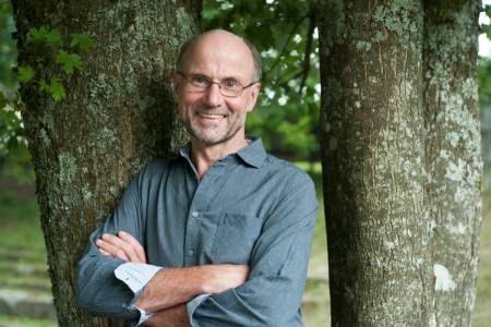 Josef Braun lehnt am Baum